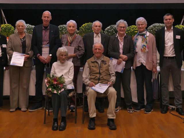 Geehrt für 60 bis 90 Jahre Vereinsmitgliedschaft --- vorne vlnr: Wiltrud Doll und Walter Brandenburger, seit 90 Jahren Mitglied im Verein