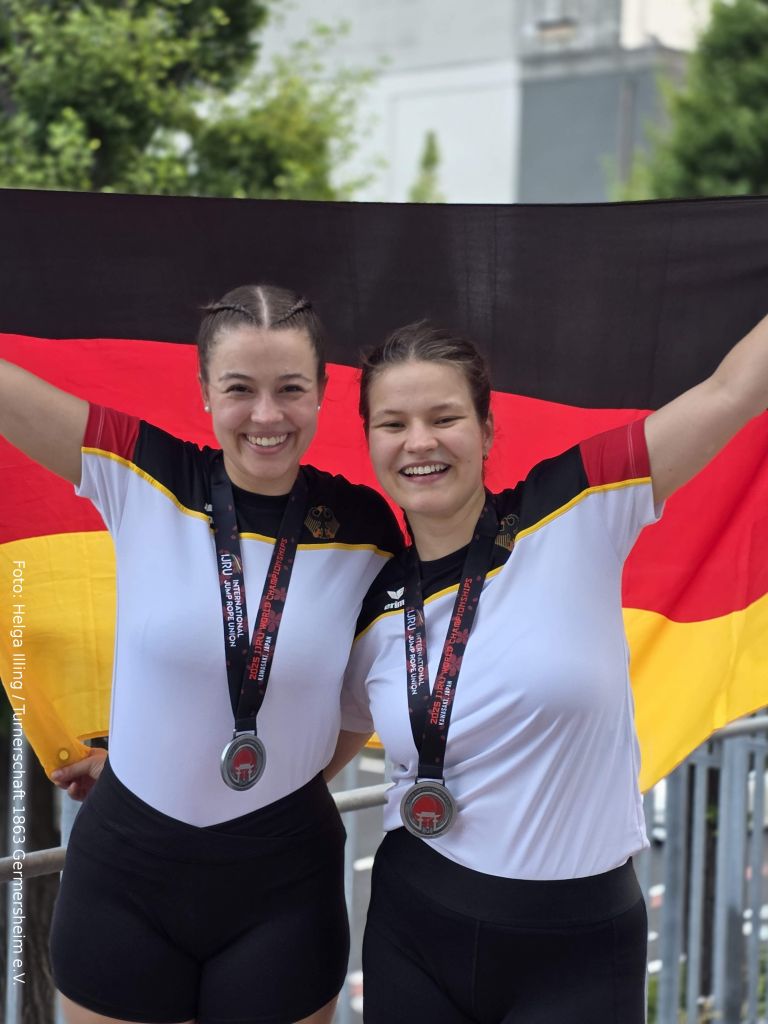 Überglücklich: die Vizeweltmeisterinnen Bianca (links) und Simone Illing.