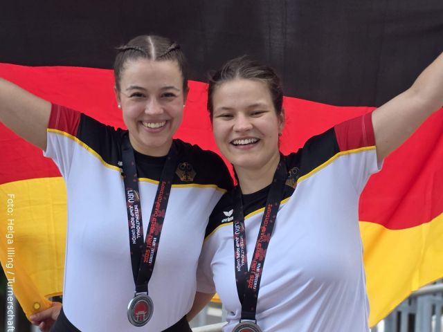 Überglücklich: die Vizeweltmeisterinnen Bianca (links) und Simone Illing.
