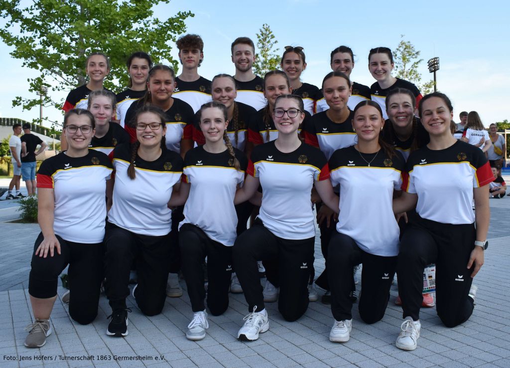 hintere Reihe vlnr: Christina Khramtsov, Petra Golik, Lasse Trauth, Mark Maurer, Julia Linder, Ronja Höfers und Sarah Höfers --- mittlere Reihe vlnr: Linda Orschel, Emely Prel, Mira Beck, Stefanie Nering, Milena Riester und Bianca Illing --- vordere Reihe vlnr: Fabienne Metzger, Simone Illing, Amelie Sommer, Diana Brauer, Alexandra Florinski und Liv Grete Schupp