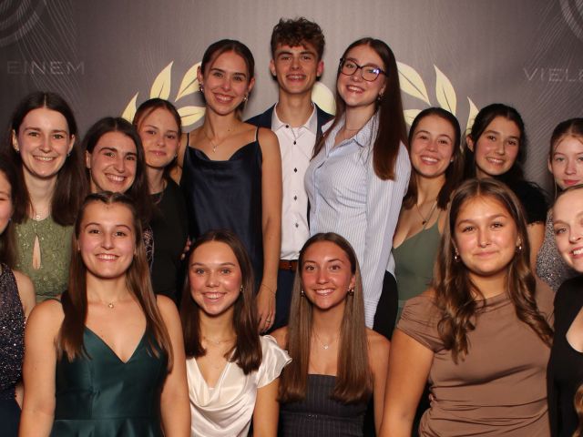 hintere Reihe vlnr: Sarah Höfers, Ronja Höfers, Stefanie Nering, Julia Linder, Lasse Trauth, Diana Brauer, Bianca Illing, Petra Golik und Linda Orschel --- vordere Reihe vlnr: Simone Illing, Fabienne Metzger, Milena Riester, Christina Khramtsov, Emely Prel und Mira Beck