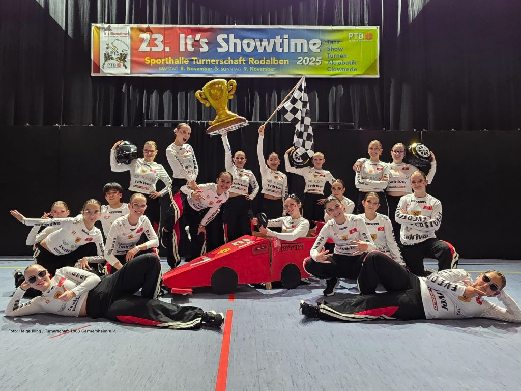 hintere Reihe (stehend) vlnr: Simone Illing, Milena Riester, Julia Linder, Fabienne Metzger, Amelie Dao, Lea-Sophie Rau, Christina Khramtsov und Diana Brauer --- mittlere Reihe (kniend) vlnr: Linda Orschel, Lea Golik, David Nighem, Chiara Huber, Emilia Messerschmidt (im Ferrari), Petra Golik, Juli Ehmer, Lilly Ehmer und Stefanie Nering --- vordere Reihe (liegend) vlnr: Mira Beck und Emely Prel