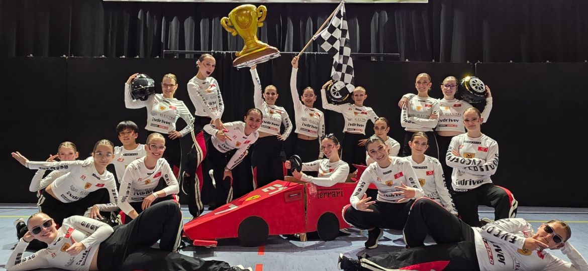 hintere Reihe (stehend) vlnr: Simone Illing, Milena Riester, Julia Linder, Fabienne Metzger, Amelie Dao, Lea-Sophie Rau, Christina Khramtsov und Diana Brauer --- mittlere Reihe (kniend) vlnr: Linda Orschel, Lea Golik, David Nighem, Chiara Huber, Emilia Messerschmidt (im Ferrari), Petra Golik, Juli Ehmer, Lilly Ehmer und Stefanie Nering --- vordere Reihe (liegend) vlnr: Mira Beck und Emely Prel