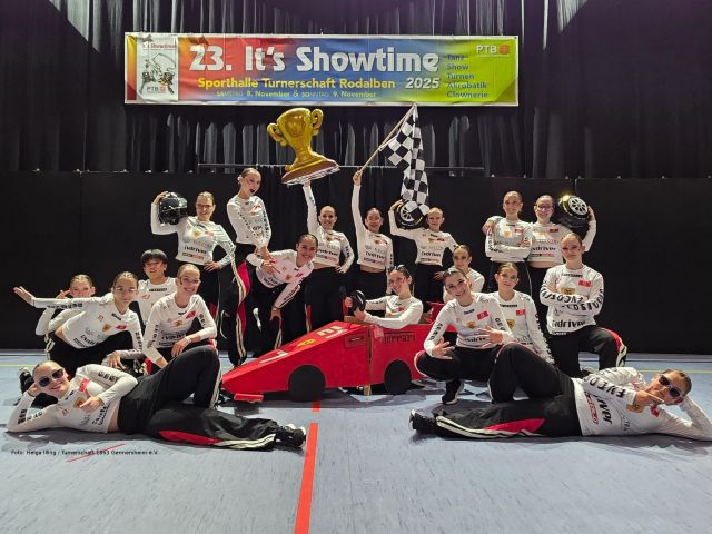 hintere Reihe (stehend) vlnr: Simone Illing, Milena Riester, Julia Linder, Fabienne Metzger, Amelie Dao, Lea-Sophie Rau, Christina Khramtsov und Diana Brauer --- mittlere Reihe (kniend) vlnr: Linda Orschel, Lea Golik, David Nighem, Chiara Huber, Emilia Messerschmidt (im Ferrari), Petra Golik, Juli Ehmer, Lilly Ehmer und Stefanie Nering --- vordere Reihe (liegend) vlnr: Mira Beck und Emely Prel