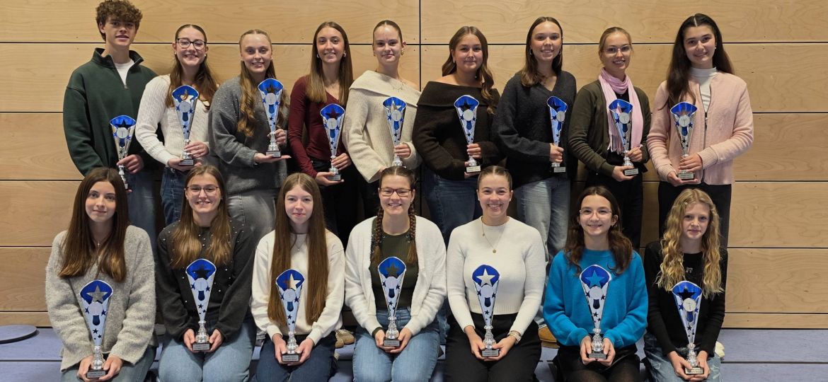 hintere Reihe vlnr: Lasse Trauth, Diana Brauer, Mira Beck, Christina Khramtsov, Stefanie Nering, Emely Prel, Milena Riester, Chiara Huber und Petra Golik --- vordere Reihe vlnr: Lilly Ehmer, Fabienne Metzger, Linda Orschel, Simone Illing, Bianca Illing, Lea Golik und Lea-Sophie Rau