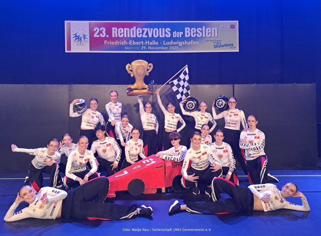 hintere Reihe (stehend) vlnr: Simone Illing, Milena Riester, Bianca Illing, Fabienne Metzger, Amelie Dao, Lea-Sophie Rau und Diana Brauer --- mittlere Reihe (kniend) vlnr: Lea Golik, Linda Orschel, Chiara Huber, David Nighem, Sarah Höfers, Lasse Trauth (im Ferrari), Petra Golik, Juli Ehmer, Lilly Ehmer und Stefanie Nering --- vordere Reihe (liegend) vlnr: Mira Beck und Christina Khramtsov