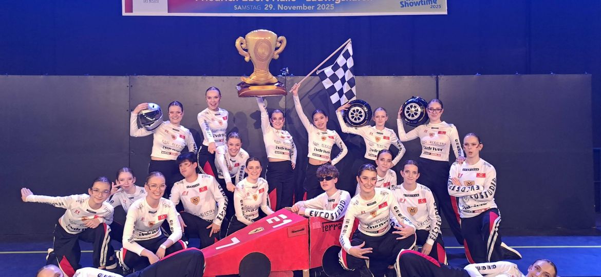 hintere Reihe (stehend) vlnr: Simone Illing, Milena Riester, Bianca Illing, Fabienne Metzger, Amelie Dao, Lea-Sophie Rau und Diana Brauer --- mittlere Reihe (kniend) vlnr: Lea Golik, Linda Orschel, Chiara Huber, David Nighem, Sarah Höfers, Lasse Trauth (im Ferrari), Petra Golik, Juli Ehmer, Lilly Ehmer und Stefanie Nering --- vordere Reihe (liegend) vlnr: Mira Beck und Christina Khramtsov