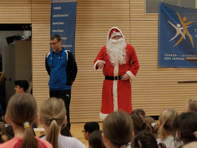 Der Nikolaus kommt zu den Kindern und verteilt kleine Geschenke