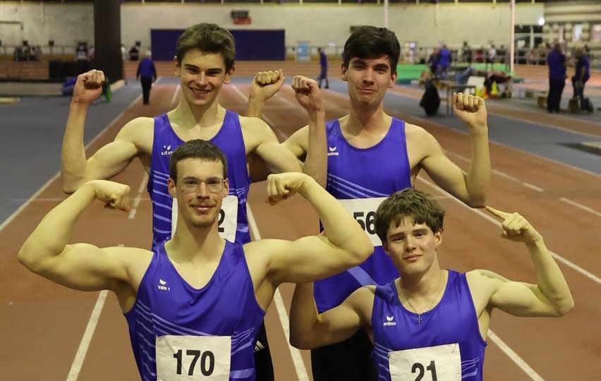 Constantin Reiß (MU20) mit der 4x200-Meter-Staffel