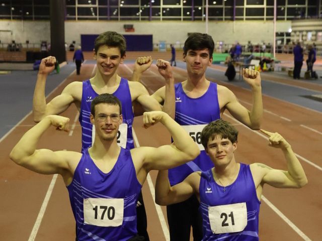 Constantin Reiß (MU20) mit der 4x200-Meter-Staffel