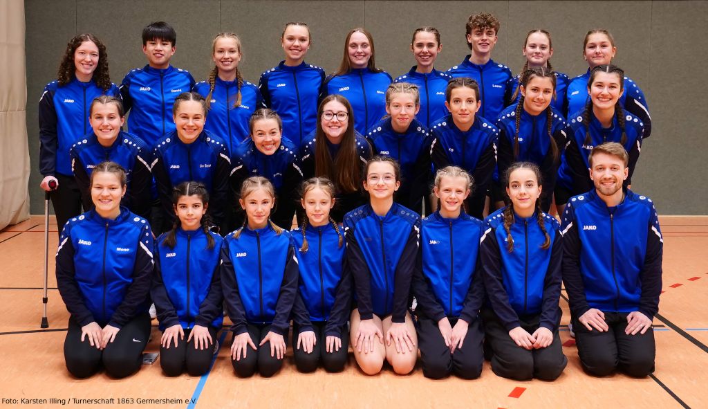 hintere Reihe vlnr: Emilia Messerschmidt, David Nighem, Chiara Huber, Milena Riester, Mira Beck, Julia Linder, Lasse Trauth, Stefanie Nering und Emely Prel --- mittlere Reihe vlnr: Fabienne Metzger, Liv Grete Schupp, Bianca Illing, Diana Brauer, Linda Orschel, Lilly Ehmer, Mia Knebel und Petra Golik --- vordere Reihe vlnr: Simone Illing, Emma Brandenburger, Liana Knaus, Julia Arnst, Lea Golik, Lea-Sophie Rau, Juli Ehmer und Mark Maurer