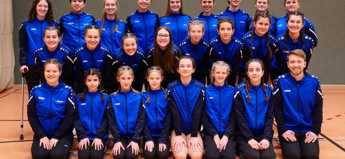 hintere Reihe vlnr: Emilia Messerschmidt, David Nighem, Chiara Huber, Milena Riester, Mira Beck, Julia Linder, Lasse Trauth, Stefanie Nering und Emely Prel --- mittlere Reihe vlnr: Fabienne Metzger, Liv Grete Schupp, Bianca Illing, Diana Brauer, Linda Orschel, Lilly Ehmer, Mia Knebel und Petra Golik --- vordere Reihe vlnr: Simone Illing, Emma Brandenburger, Liana Knaus, Julia Arnst, Lea Golik, Lea-Sophie Rau, Juli Ehmer und Mark Maurer