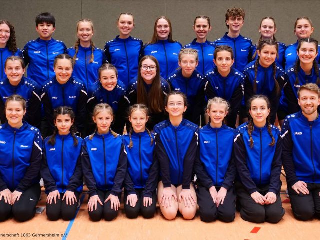 hintere Reihe vlnr: Emilia Messerschmidt, David Nighem, Chiara Huber, Milena Riester, Mira Beck, Julia Linder, Lasse Trauth, Stefanie Nering und Emely Prel --- mittlere Reihe vlnr: Fabienne Metzger, Liv Grete Schupp, Bianca Illing, Diana Brauer, Linda Orschel, Lilly Ehmer, Mia Knebel und Petra Golik --- vordere Reihe vlnr: Simone Illing, Emma Brandenburger, Liana Knaus, Julia Arnst, Lea Golik, Lea-Sophie Rau, Juli Ehmer und Mark Maurer