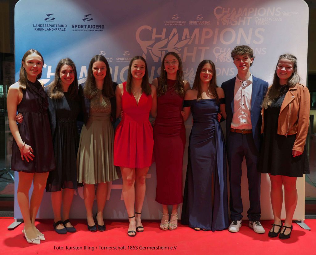 vlnr: Milena Riester, Ronja Höfers, Sarah Höfers, Bianca Illing, Christina Khramtsov, Alexandra Florinski, Lasse Trauth und Simone Illing.