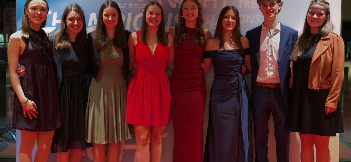 vlnr: Milena Riester, Ronja Höfers, Sarah Höfers, Bianca Illing, Christina Khramtsov, Alexandra Florinski, Lasse Trauth und Simone Illing.