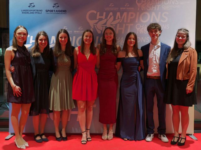 vlnr: Milena Riester, Ronja Höfers, Sarah Höfers, Bianca Illing, Christina Khramtsov, Alexandra Florinski, Lasse Trauth und Simone Illing.