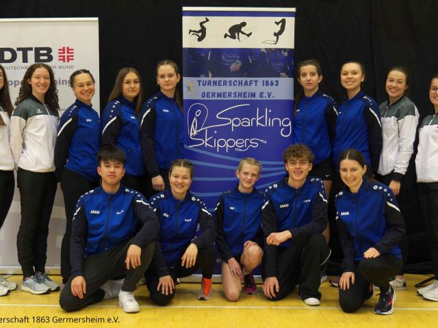 hintere Reihe vlnr: Ronja Höfers, Diana Brauer, Emilia Messerschmidt, Liv Grete Schupp, Emely Prel, Stefanie Nering, Lilly Ehmer, Milena Riester, Bianca Illing, Fabienne Metzger und Christina Khramtsov --- vordere Reihe vlnr: David Nighem, Simone Illing, Lea-Sophie Rau, Lasse Trauth und Sarah Höfers