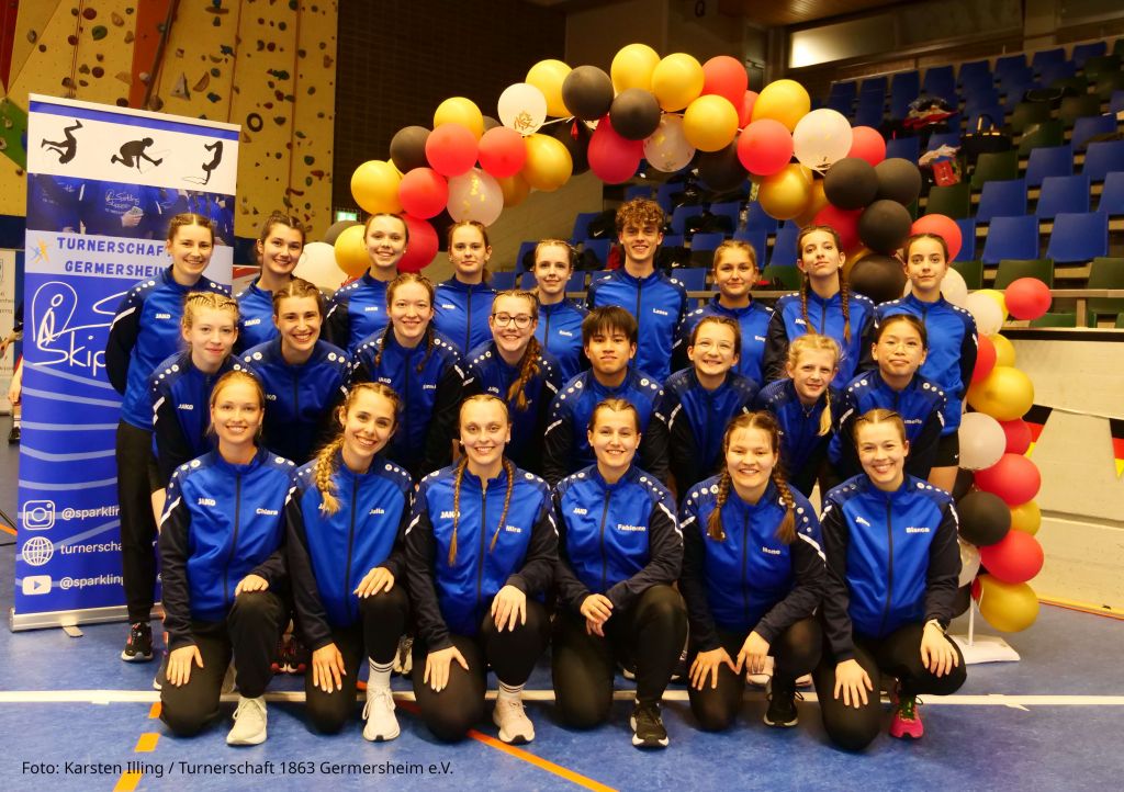 hintere Reihe vlnr: Sarah Höfers, Petra Golik, Milena Riester, Stefanie Nering, Amelie Sommer, Lasse Trauth, Emely Prel, Lilly Ehmer und Juli Ehmer --- mittlere Reihe vlnr: Linda Orschel, Ronja Höfers, Emilia Messerschmidt, Diana Brauer, David Nighem, Lea Golik, Lea-Sophie Rau und Amelie Dao --- vordere Reihe kniend: Chiara Huber, Julia Linder, Mira Beck, Fabienne Metzger, Simone Illing und Bianca Illing --- (Nicht auf dem Foto: Mia Knebel)