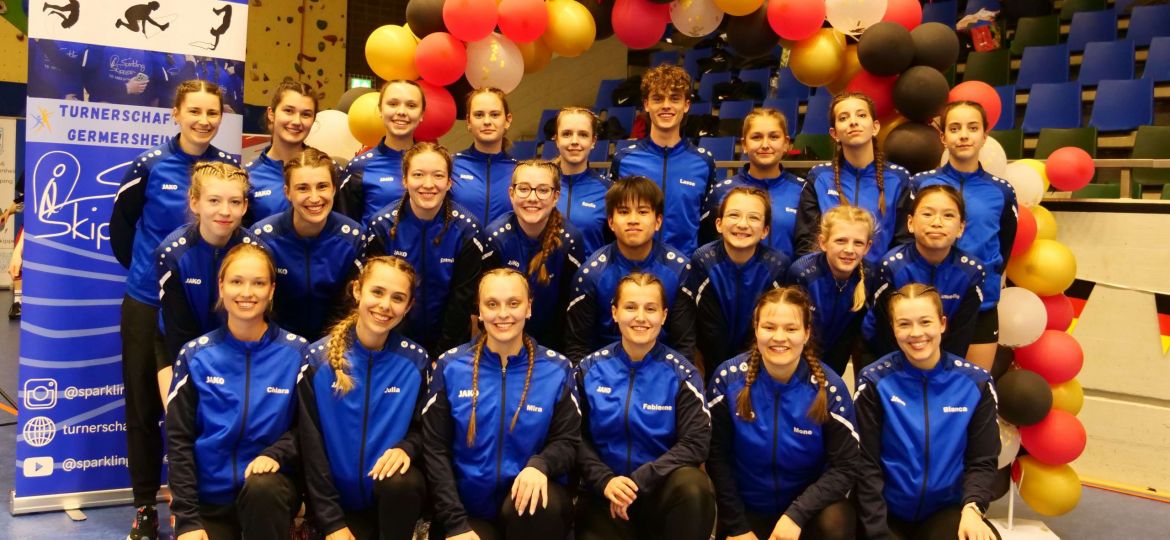 hintere Reihe vlnr: Sarah Höfers, Petra Golik, Milena Riester, Stefanie Nering, Amelie Sommer, Lasse Trauth, Emely Prel, Lilly Ehmer und Juli Ehmer --- mittlere Reihe vlnr: Linda Orschel, Ronja Höfers, Emilia Messerschmidt, Diana Brauer, David Nighem, Lea Golik, Lea-Sophie Rau und Amelie Dao --- vordere Reihe kniend: Chiara Huber, Julia Linder, Mira Beck, Fabienne Metzger, Simone Illing und Bianca Illing --- (Nicht auf dem Foto: Mia Knebel)