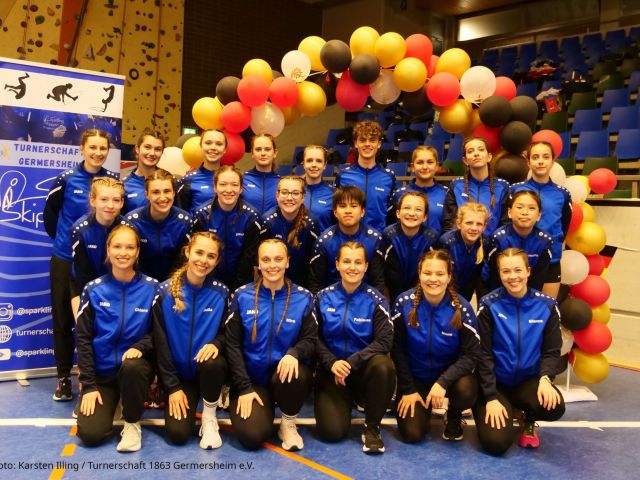 hintere Reihe vlnr: Sarah Höfers, Petra Golik, Milena Riester, Stefanie Nering, Amelie Sommer, Lasse Trauth, Emely Prel, Lilly Ehmer und Juli Ehmer --- mittlere Reihe vlnr: Linda Orschel, Ronja Höfers, Emilia Messerschmidt, Diana Brauer, David Nighem, Lea Golik, Lea-Sophie Rau und Amelie Dao --- vordere Reihe kniend: Chiara Huber, Julia Linder, Mira Beck, Fabienne Metzger, Simone Illing und Bianca Illing --- (Nicht auf dem Foto: Mia Knebel)