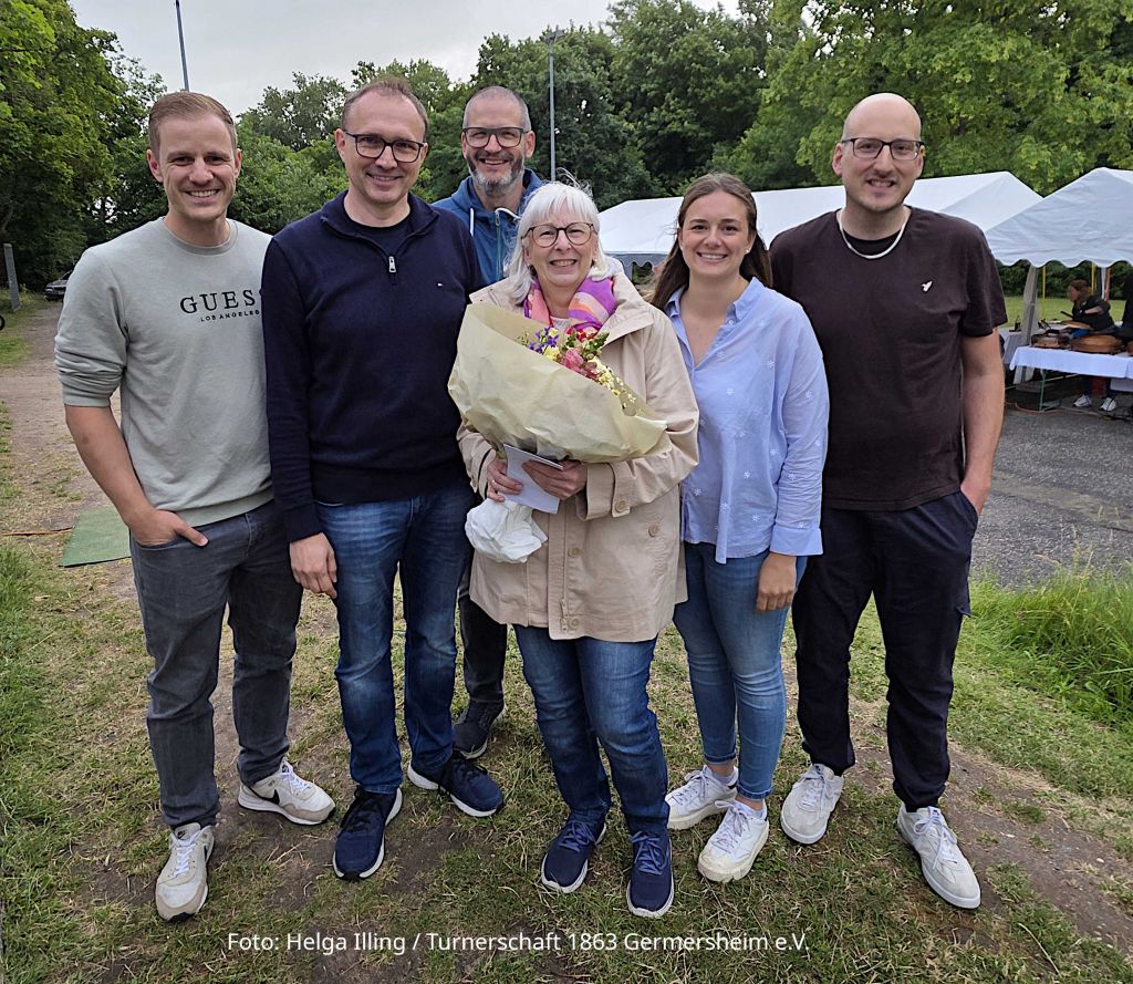Verabschiedung von Elfi Ziegler durch den geschäftsführenden Vorstand - vlnr: Jan Weiß, Peter Auer, Dominik Morio, Elfi Ziegler, Jaqueline Baron und Dominik Betsch Verabschiedung von Elfi Ziegler durch den geschäftsführenden Vorstand - vlnr: Jan Weiß, Peter Auer, Dominik Morio, Elfi Ziegler, Jaqueline Baron und Dominik Betsch