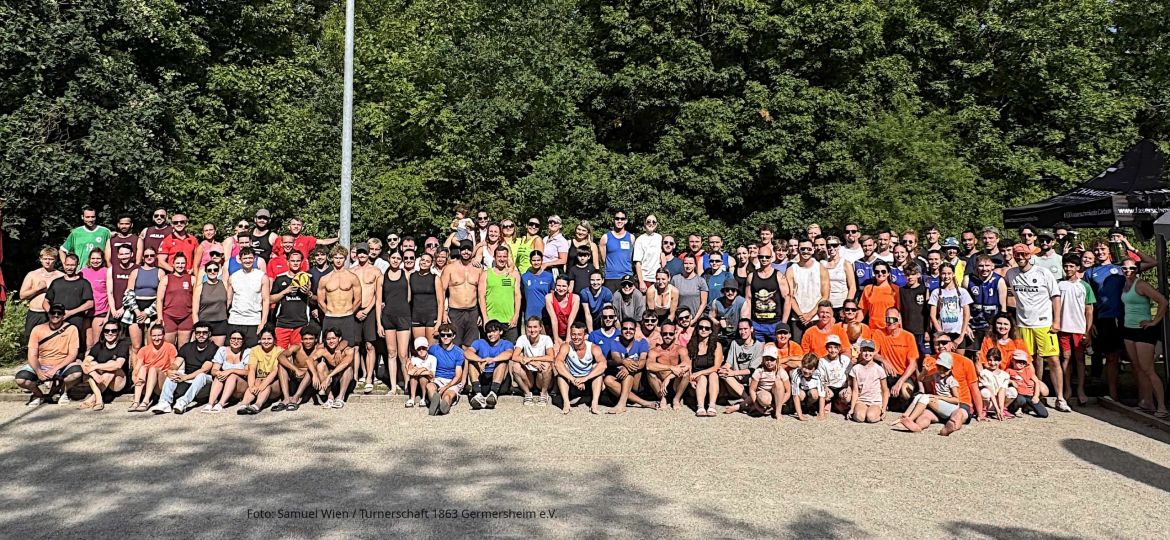 Gruppenfoto aller Teilnehmer der Stadtmeisterschaft Beachvolleyball 2026