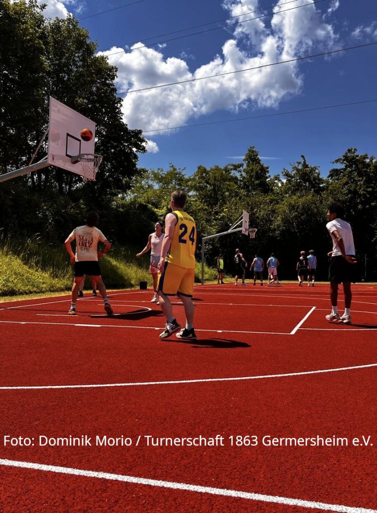 Basketball-Spiel 3v3 in vollem Gange Basketball-Spiel 3v3 in vollem Gange