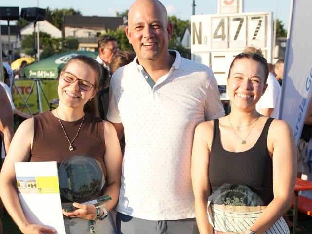 Sportlerehrung mit Landrat Martin Brandl und Simone (links) und Bianca Illing