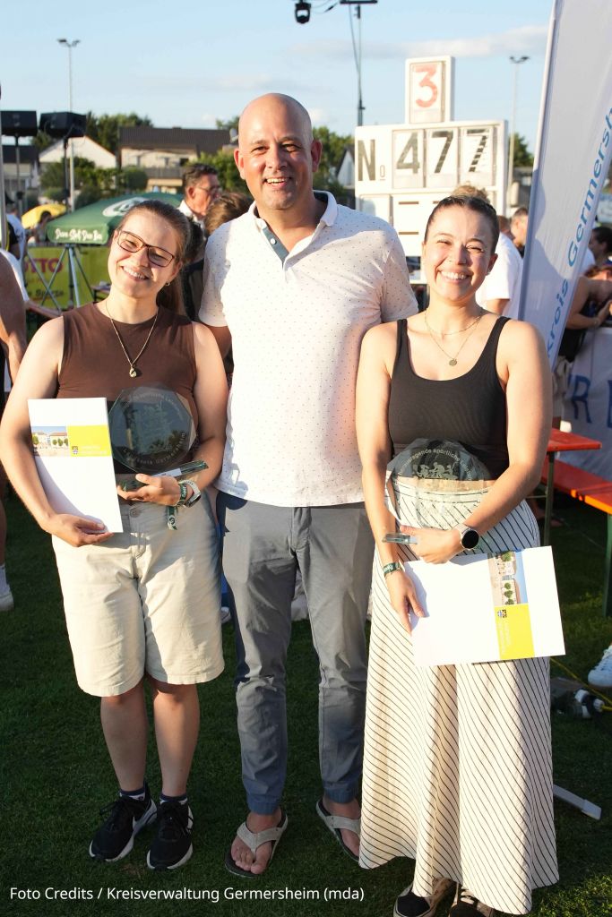 Sportlerehrung mit Landrat Martin Brandl und Simone (links) und Bianca Illing Sportlerehrung mit Landrat Martin Brandl und Simone (links) und Bianca Illing