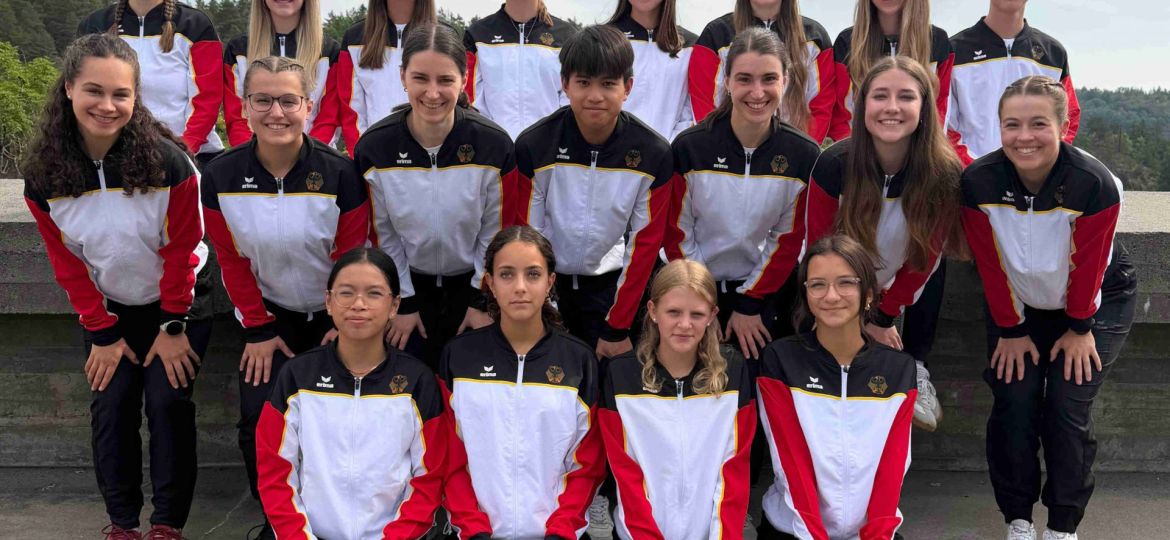 hintere Reihe vlnr: Simone Illing, Amelie Sommer, Christina Khramtsov, Stefanie Nering, Milena Riester, Mira Beck, Julia Linder und Lasse Trauth --- mittlere Reihe vlnr: Liv Grete Schupp, Fabienne Metzger, Sarah Höfers, David Nighem, Ronja Höfers, Diana Brauer und Bianca Illing --- vordere Reihe vlnr: Amelie Dao, Juli Ehmer, Lea-Sophie Rau, Lea Golik
