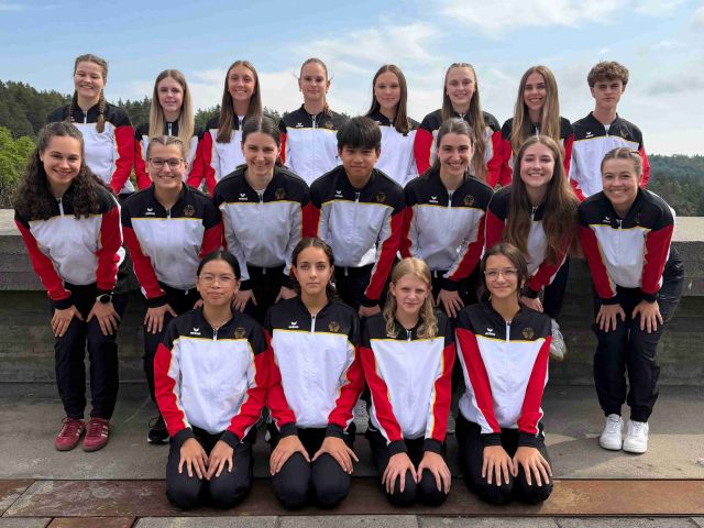 hintere Reihe vlnr: Simone Illing, Amelie Sommer, Christina Khramtsov, Stefanie Nering, Milena Riester, Mira Beck, Julia Linder und Lasse Trauth --- mittlere Reihe vlnr: Liv Grete Schupp, Fabienne Metzger, Sarah Höfers, David Nighem, Ronja Höfers, Diana Brauer und Bianca Illing --- vordere Reihe vlnr: Amelie Dao, Juli Ehmer, Lea-Sophie Rau, Lea Golik