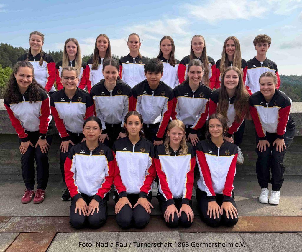 hintere Reihe vlnr: Simone Illing, Amelie Sommer, Christina Khramtsov, Stefanie Nering, Milena Riester, Mira Beck, Julia Linder und Lasse Trauth --- mittlere Reihe vlnr: Liv Grete Schupp, Fabienne Metzger, Sarah Höfers, David Nighem, Ronja Höfers, Diana Brauer und Bianca Illing --- vordere Reihe vlnr: Amelie Dao, Juli Ehmer, Lea-Sophie Rau, Lea Golik hintere Reihe vlnr: Simone Illing, Amelie Sommer, Christina Khramtsov, Stefanie Nering, Milena Riester, Mira Beck, Julia Linder und Lasse Trauth --- mittlere Reihe vlnr: Liv Grete Schupp, Fabienne Metzger, Sarah Höfers, David Nighem, Ronja Höfers, Diana Brauer und Bianca Illing --- vordere Reihe vlnr: Amelie Dao, Juli Ehmer, Lea-Sophie Rau, Lea Golik