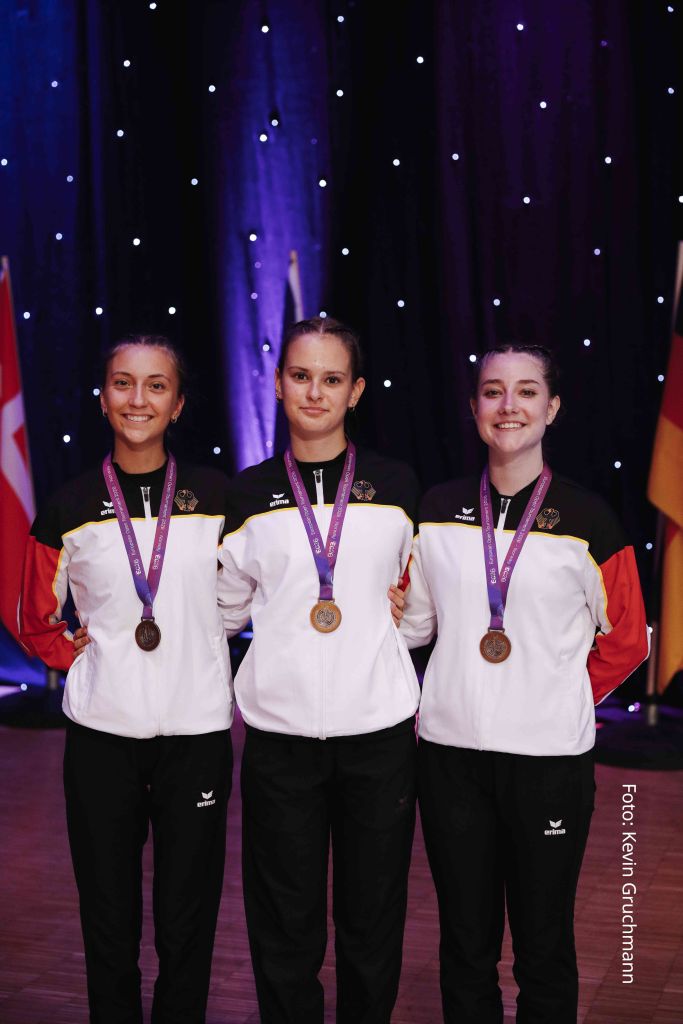 Platz 3 im Double Dutch Single Freestyle: Christina Khramtsov, Stefanie Nering und Diana Brauer (vlnr) Platz 3 im Double Dutch Single Freestyle: Christina Khramtsov, Stefanie Nering und Diana Brauer (vlnr)
